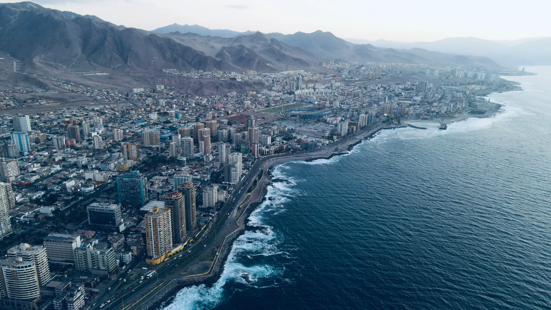 Vista aérea de Antofagasta: la ciudad entre el cerro y el mar